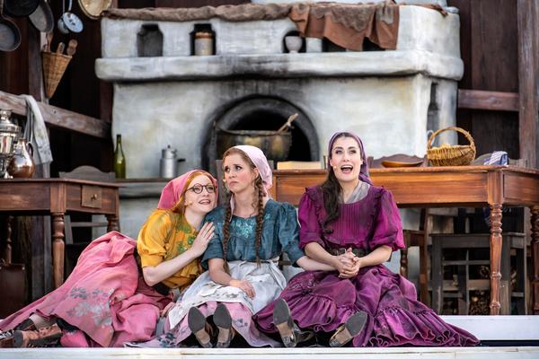 Das Musical Anatevka bei den Erfurter DomStufen-Festspielen: Gioia Heid (Chava), Daniela Gerstenmeyer (Zeitel), Hannah Miele (Hodel)