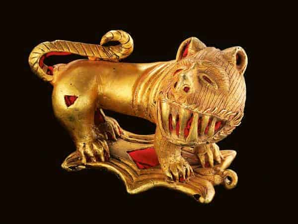 Schwertemblem in Form eines Löwen  Gold, L: 20 cm  Leihgabe: Museum Liaunig  