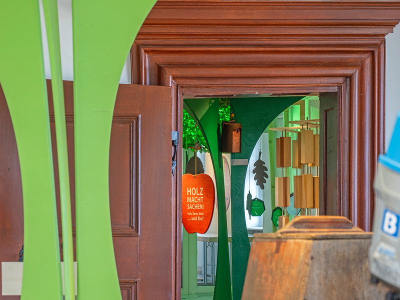 Ein Blick in die Ausstellung „Holz macht Sachen“ auf Burg Abenberg