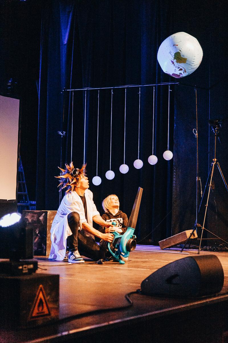 Die interaktive Wissenschaftsshow Professor Bummbastic mit KNALLEGRA