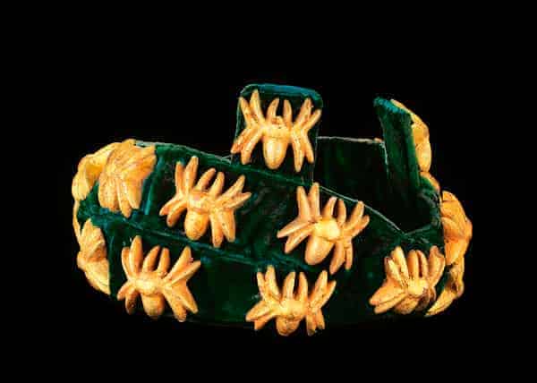 Krone eines Regenten mit Spinnenmotiven  Blattgold, Holz, Samt, L: 29 cm  Leihgabe: Museum Liaunig 