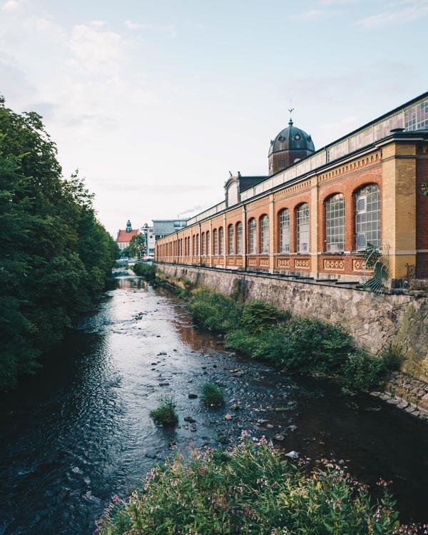 Chemnitz Industriekultur mit der historischen Markthalle und der Fluss Chemnitz