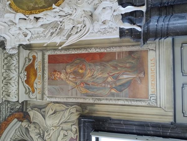 Mit einem Sondertag voller Führungen durch sonst nicht zugängliche Bereiche der Neuen Residenz und der Alten Hofhaltung in Bamberg feiert die Bayerische Schlösserverwaltung am 21. September 2024 den vor eintausend Jahren verstorbenen heiligen Kaiser Heinrich II.. Überlebensgroß blickt der 1709 von Melchior Steidel überlebensgroß porträtierte Ottone im Kaisersaal der Residenz auf die Besucher. Ne quid nimis – nur nichts übertreiben – ist ihm als vermeintliches Motto in lateinische Sprache beigegeben