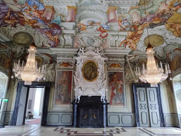 An der westlichen Wand des Kaisersaals der Neuen Residenz in Bamberg hat der Künstler Melchior Steidl 1709 Kaiser Heinrich II. als überlebensgroßes Porträt dargestellt. Der Gründer des Bistums Bamberg sowie des ersten Bamberger Kaiserdoms prangt historisierend in voller Rüstung neben dem Zugang zum prachtvoll freskierten barocken Kaisersaal und bildet mit dem daneben abgebildeten Rudolf II. von Habsburg den Auftakt zu einer 16-köpfigen Kaiserreihe