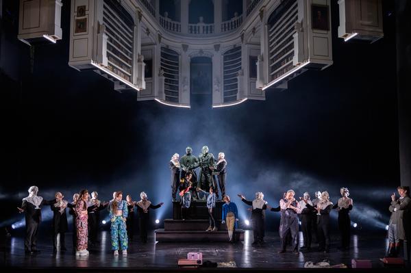 Aufgeführt wird die Komische Oper von Gioacchino Rossini in italienischer Sprache mit deutschen Untertiteln