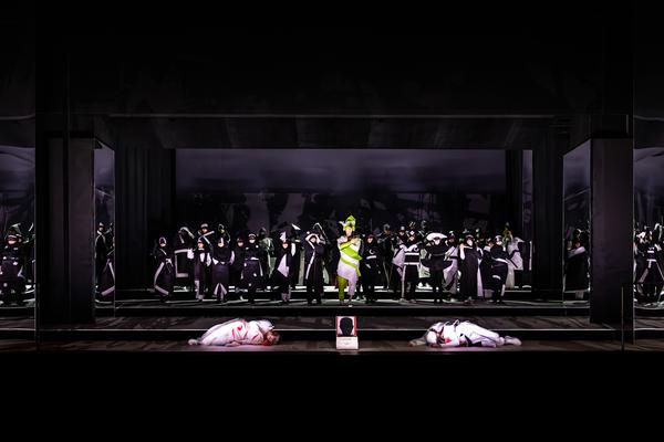 Dara Hobbs, Matthew Vickers (vorne), Hans Gebhardt, Chor und Extrachor