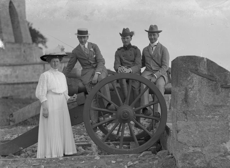 Posieren am Geschütz auf der Bärenbastei – Herzog Carl Eduard (sitzend, in der Mitte), mit Gemahlin Victoria Adelheid (stehend) sowie den Prinzen August Wilhelm und Oskar von Preußen, 1908 (?)