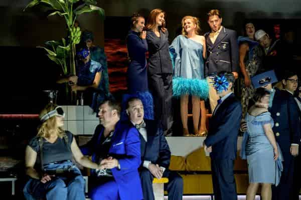 Staatstheater Nürnberg Oper „Die Fledermaus“ Operette von Johann Strauß Musikalische Leitung: Sándor Károlyi Regie: Marco Štorman Premiere: 25.11.2023 Im Bild (v.l.n.r.): Ensemble, Chor, Veronika Loy, Corinna Scheurle, Chloë Morgan, Demian Matushevskyi
