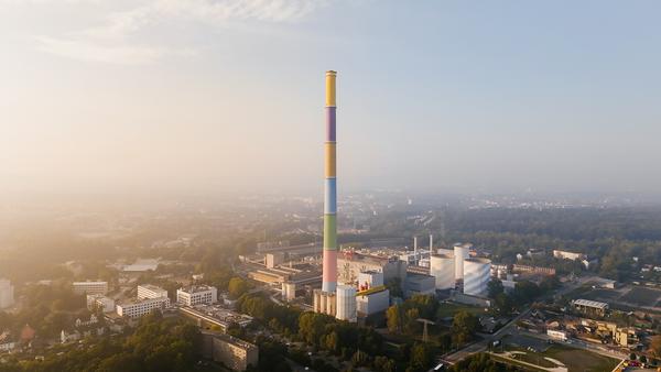 Chemnitz Esse des ehemaligen Heizkraftwerk Chemnitz Nord, bunte Bemalung ist Kunstwerk des französischen Künstlers Daniel Buren