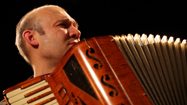 Martin Wagner spielt das Akkordeon