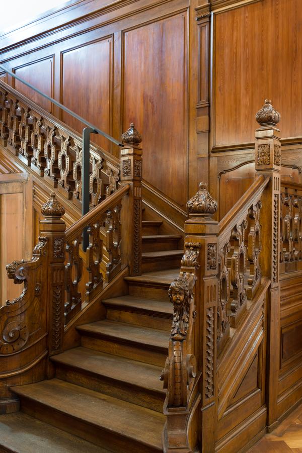 Die kunstvoll gestaltete Treppe in der Kunstvilla Nürnberg