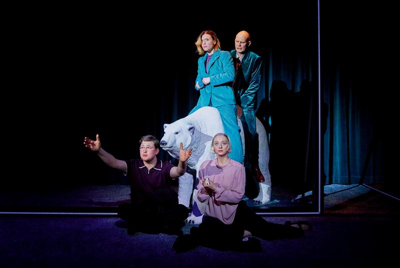 v. links/ vor dem Eisbär: Geronimo Hartwig, Laura Storz (als Kinder der Familie); auf dem Eisbär sitzend: Linda Rohrer, Toomas Täth (als Eltern der Familie)