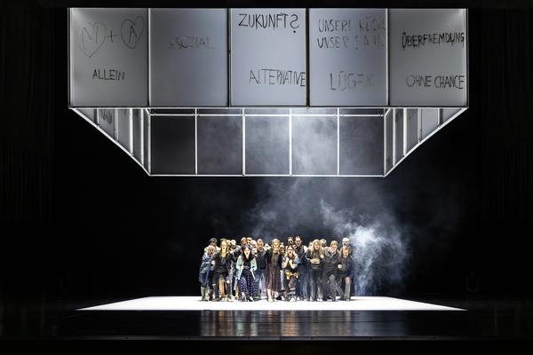 Der Chor des Staatstheaters Meiningen begleitet das Stück