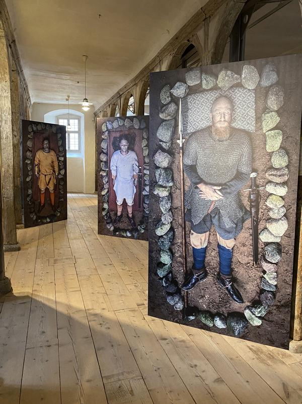 Ein Blick in die Ausstellung: Grablegen von Kriegern