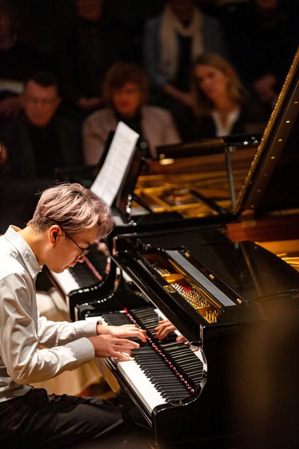 Ein junger Pianist am Klavier