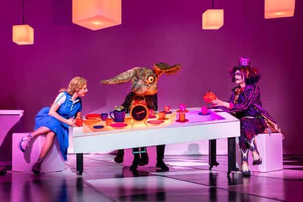 Alice im Wunderland am Staatstheater Meiningen, Alina Gitt als Alice und Emil Schwarz in der Rolle des Hutmachers 