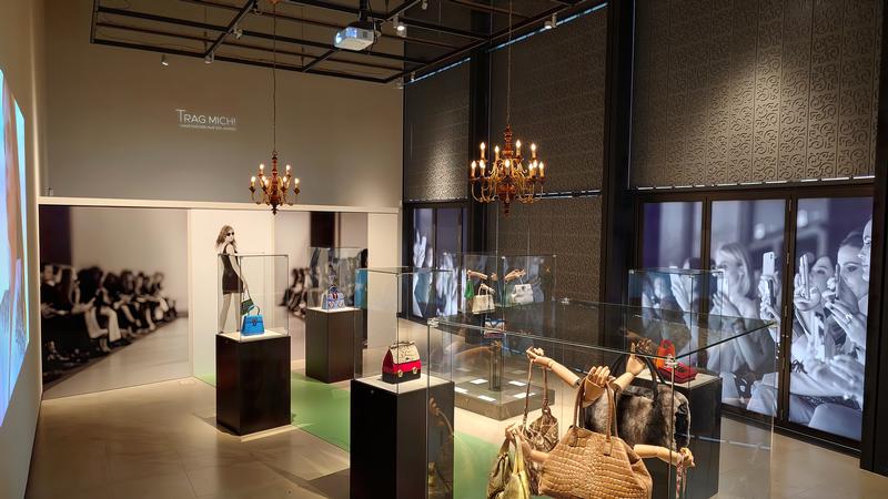 Blick in die Ausstellung „TRAG MICH!“