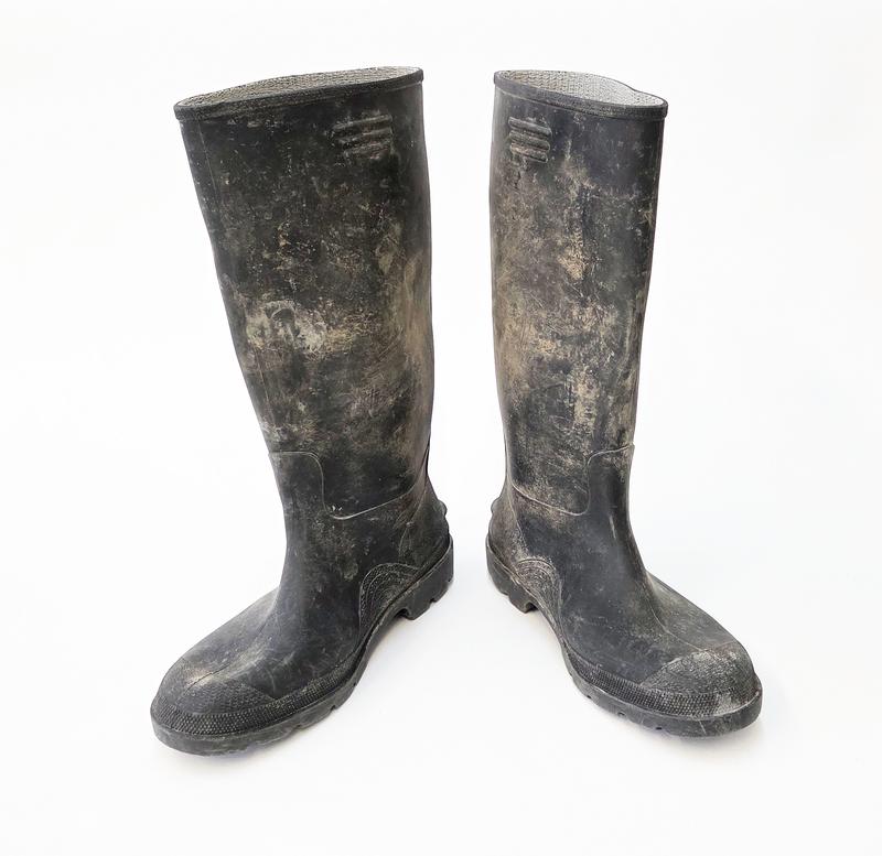 Gummistiefel vom Hochwasser Erlenbach-Tiefenthal, 2023, Benjamin Spies