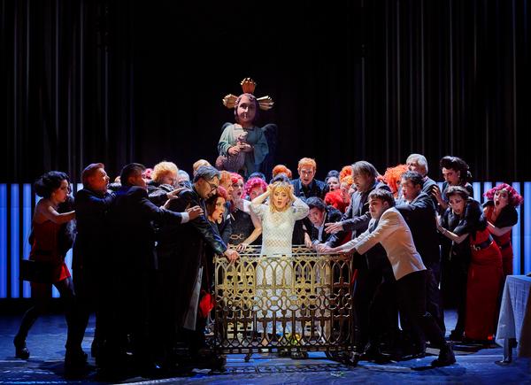 Lucia di Lammermmor am Mainfranken Theater Würzburg: Akiho Tsujii als Lucia und das Ensemble des Mainfranken Theaters