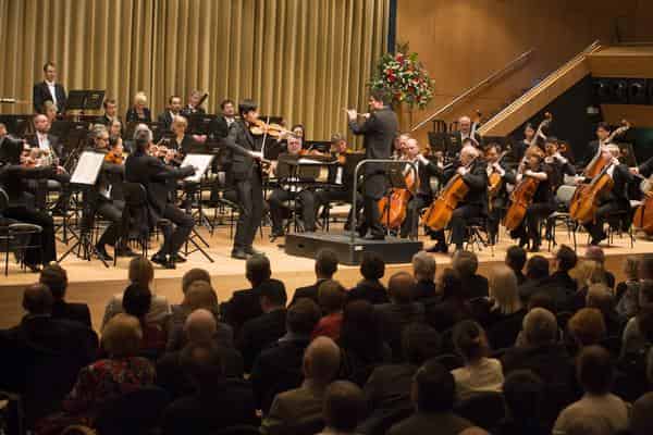 Lorenz Chen, der Gewinner des 1. Preises beim 6. Internationalen Violinwettbewerb Henri Marteau, hier beim Galakonzert mit den Hofer Symphonikern. 