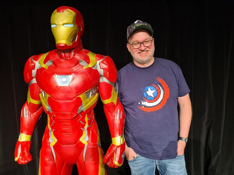 Iron-Man-Figur und Michael Kompa, Kurator der Ausstellung