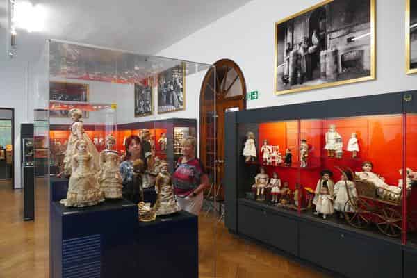 Blick in den Puppensaal des Deutschen Spielzeugmuseums Sonneberg: 
