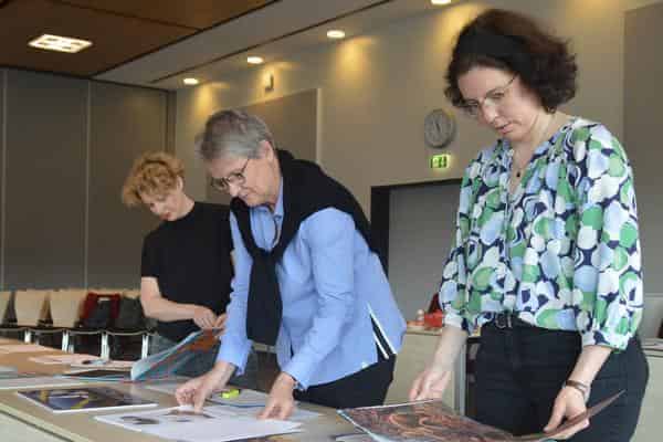 Die Meefisch-Jury bei der Arbeit: (von links) Stefanie Schweizer und Bettina Herre von S. Fischer Verlage sowie Susanne Wunderlich von der Stadtbibliothek Marktheidenfeld. 
