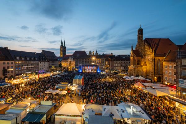 Der Hauptmarkt in Nürnberg beim Bardentreffen 2023
