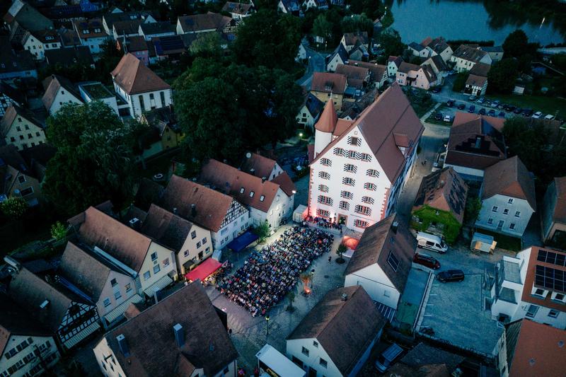 Ein besonderes Filmerlebnis vor stimmungsvoller Kulisse: 2024 hatten unter anderem Leutershausen (Landkreis Ansbach) und Sulzbach-Rosenberg das Vergnügen, an der N-ERGIE Kinotour teilzunehmen
