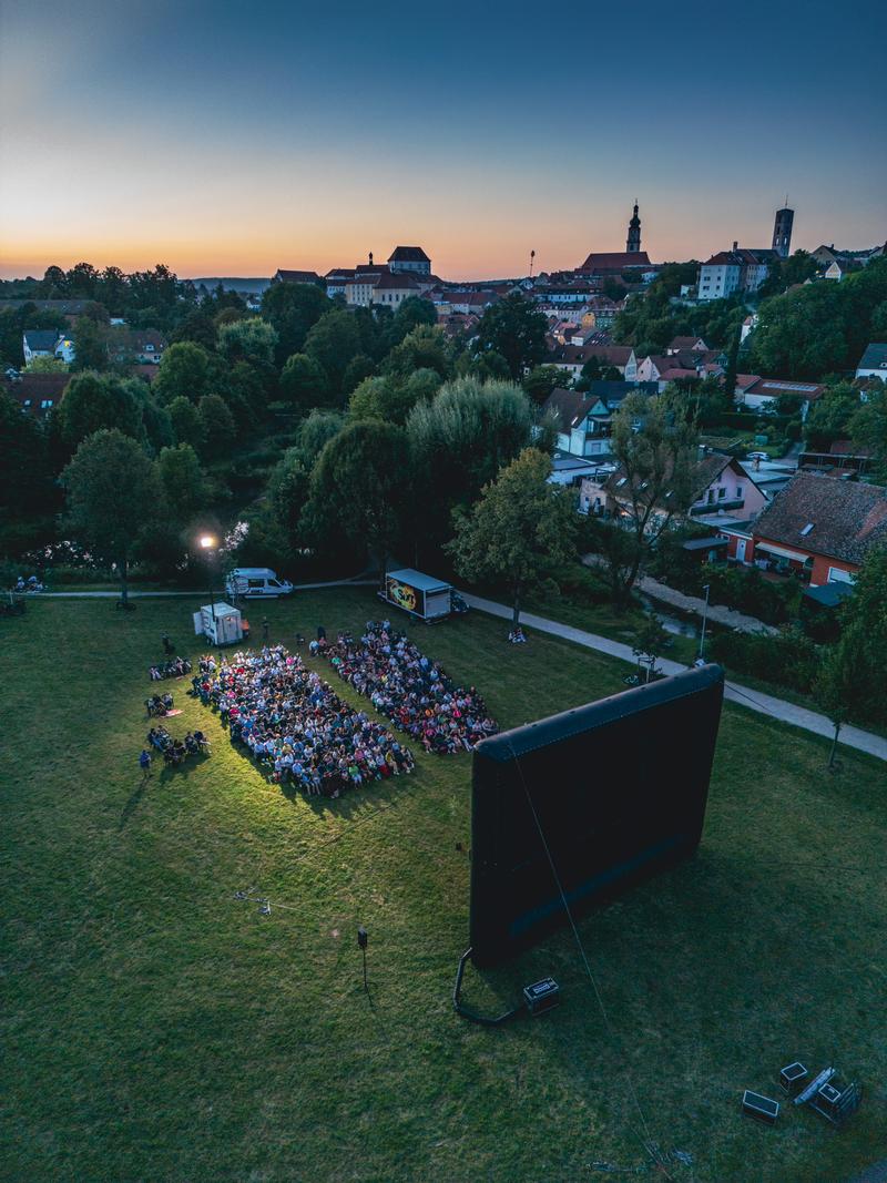 Ein besonderes Filmerlebnis vor stimmungsvoller Kulisse: 2024 hatten unter anderem Leutershausen (Landkreis Ansbach) und Sulzbach-Rosenberg das Vergnügen, an der N-ERGIE Kinotour teilzunehmen