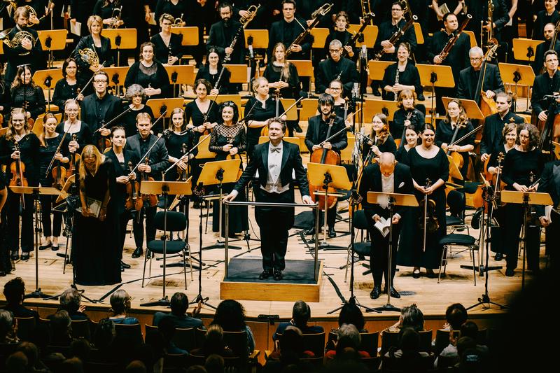 Das Universitätsorchester und der Universitätschor mit Wilhelm Schmidts, dem Bamberger Universitätsmusikdirektor