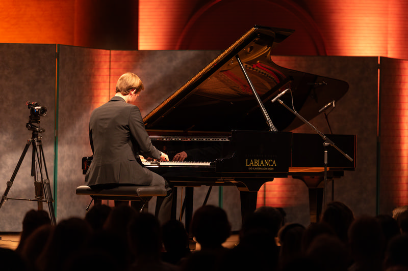 Am Sonntag den 1. November lädt der Pianist Jonah Samuel Stabe zu seinem Solokonzert „Hommage an Ludovico Einaudi“ in die Konzerthalle Bamberg ein