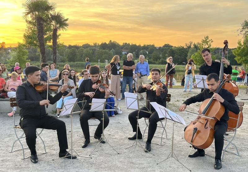 Das Orchester Turkmenistan spielt in der Wilhelminenaue