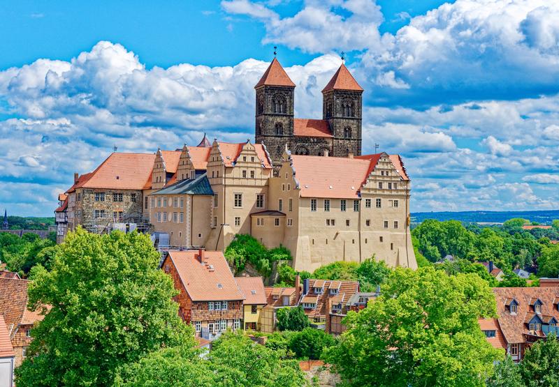 Der Stiftsberg thront mit seiner strahlend restaurierten Fassade &uuml;ber Quedlinburg