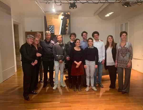 Bayreuth, Abschlusskonzert, Steingraeber Haus (rechts: Pianist Florence, im Hintergrund: Julien Kurt, künstlerischer Leiter und Mitbegründer der Amateurs virtuoses; hinten links: Udo Steingraeber.