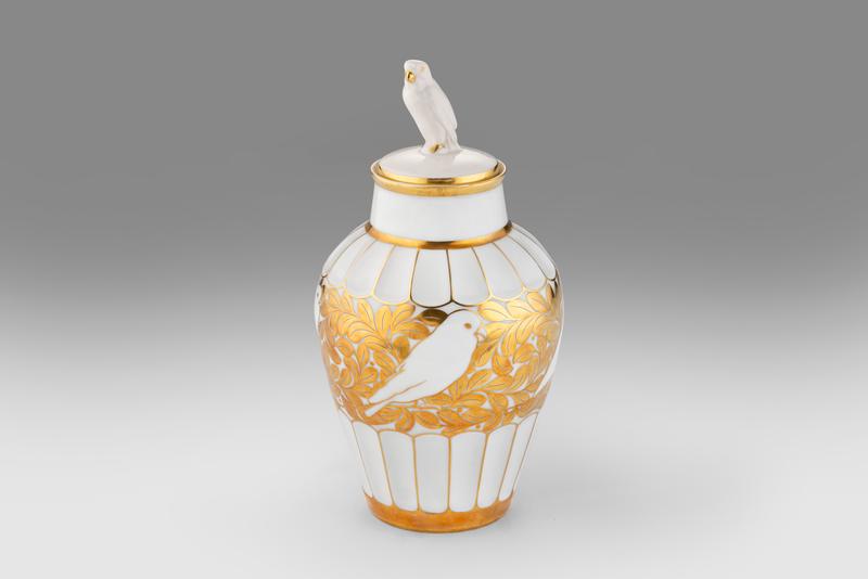 Dose mit Vogelknauf, Höhe 16,5 cm, Entwurf: Prof. Fritz Klee, vor 1918 Lorenz Hutschenreuther AG, Abteilung für Kunst, Selb  Inv. Nr. 13699/1-2/99, Sammlung Helga Schalk-Thielmann