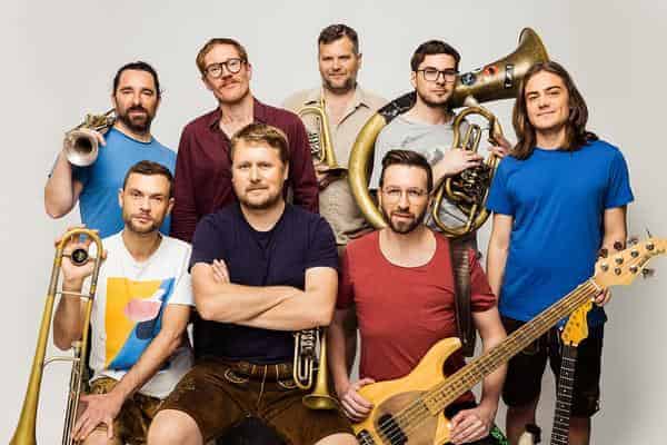La Brass Banda spielen auf beim Open Air auf der Kulturinsel Wöhrmühle in Erlangen