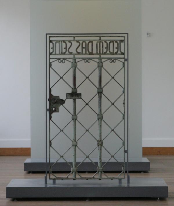 Franz Ehrlich: Gestaltung des Schriftzugs im Tor des Konzentrationslagers Buchenwald, 1938
