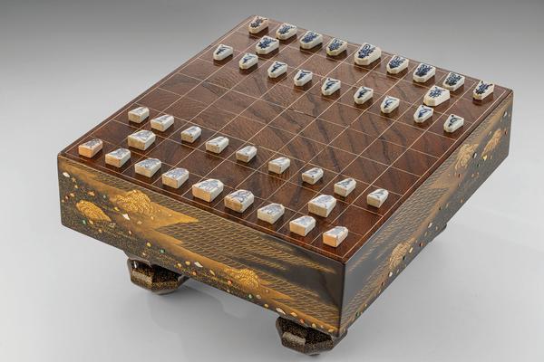 Lackblock für Japanisches Schach „Shogi“ mit Porzellansteinen aus Arita, Ausformung Meiji Periode (1868 – 1912); 16,5 cm x 35 cm x 32 cm; Leihgabe Dr. Thomas H. Thomsen