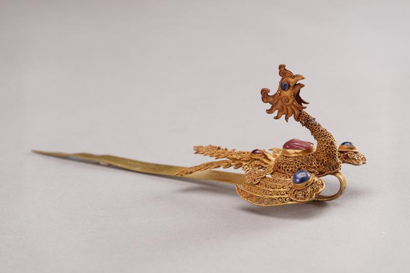 Phönixförmige Haarnadel, Goldfiligran mit Edelsteinen