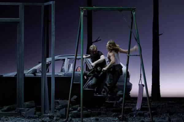 Rudi Stephans "Die ersten Menschen" an der Oper FRankfurt, v.l.n.r. Ambur Braid (Chawa; im Auto), Ian Koziara (Chabel; unten) und Iain MacNeil (Kajin; oben)