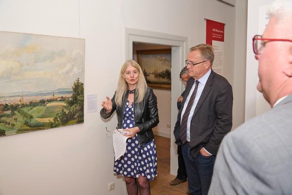 Museumsdirektorin Dr. Kristin Knebel mit Horst Gehringer, Leiter des Stadtarchivs Bamberg, Oberbürgermeister Andreas Starke und Drittem Bürgermeister Wolfgang Metzner (v.l.) bei einer Präsentation im Historischen Museum, die sich kritisch mit den Werken des Künstlers und NSDAP-Mitglieds Fritz Bayerlein auseinandersetzte.