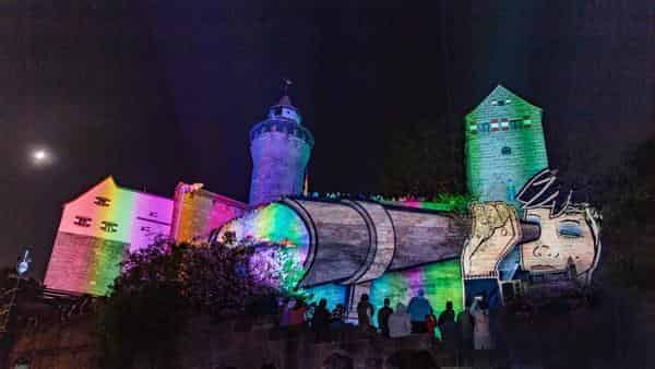 Die Blaue Nacht in Nürnberg: Illumination der Kaiserburg. 