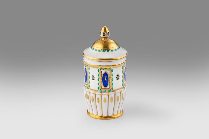 Dose, Höhe 16,5 cm, Entwurf: Prof. Fritz Klee, 1918 Lorenz Hutschenreuther AG, Abteilung für Kunst, Selb Inv. Nr. 23317/1-2/12