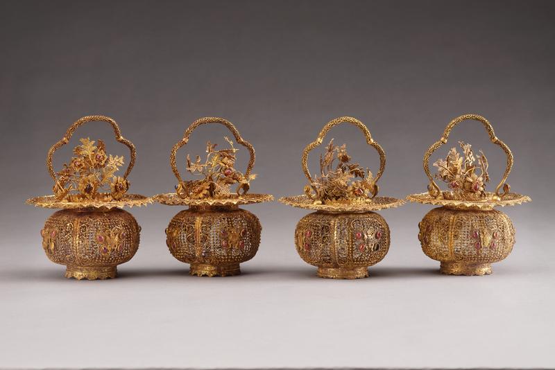 Mit Blumen gefüllte Körbe Ming-Dynastie (1368-1644) Durchbrochenes Goldfiligran mit Rubinen besetzt Höhe 13.3–13.6 cm, D. 10.6–10.8 cm