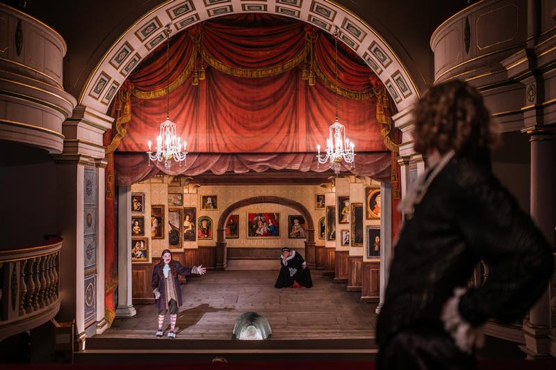 Ekhof-Festival 2025: Molières „Tartuffe oder der Betrüger“ in einer Inszenierung von Naemi Friedmann
