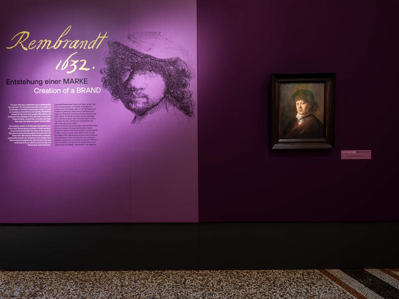 Blick auf die erste Wand der Ausstellung mit dem Gemälde Porträt von Rembrandt van Rijn (1628), Rijksmuseum Amsterdam als Leihgabe einer Privatsammlung