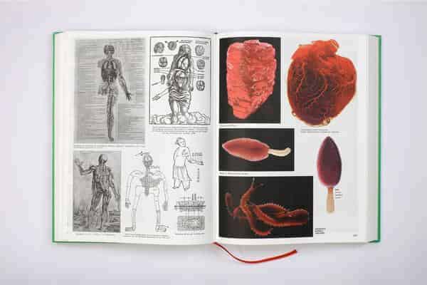 Batia Suter, Parallel Encyclopedia #2, 2016, Künstlerbuch, H: ca. 30 cm, 592 Seiten, hg. von Roma Publications, Amsterdam