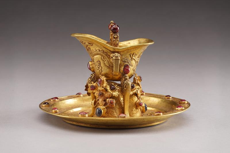 Goldene „Jue“-Schale und -Teller mit Drachenmuster und Edelsteineinlage Ming-Dynastie, Wanli-Zeit (1573 - 1620 n. Chr.)