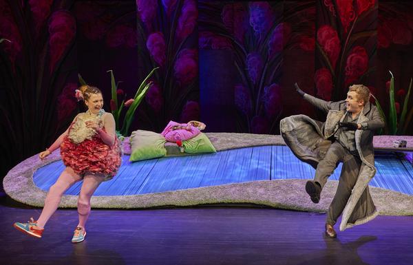 Martin Liema (Tod), Laura Storz (Ente) in Ente, Tod und Tulpe am Mainfrankentheater Würzburg